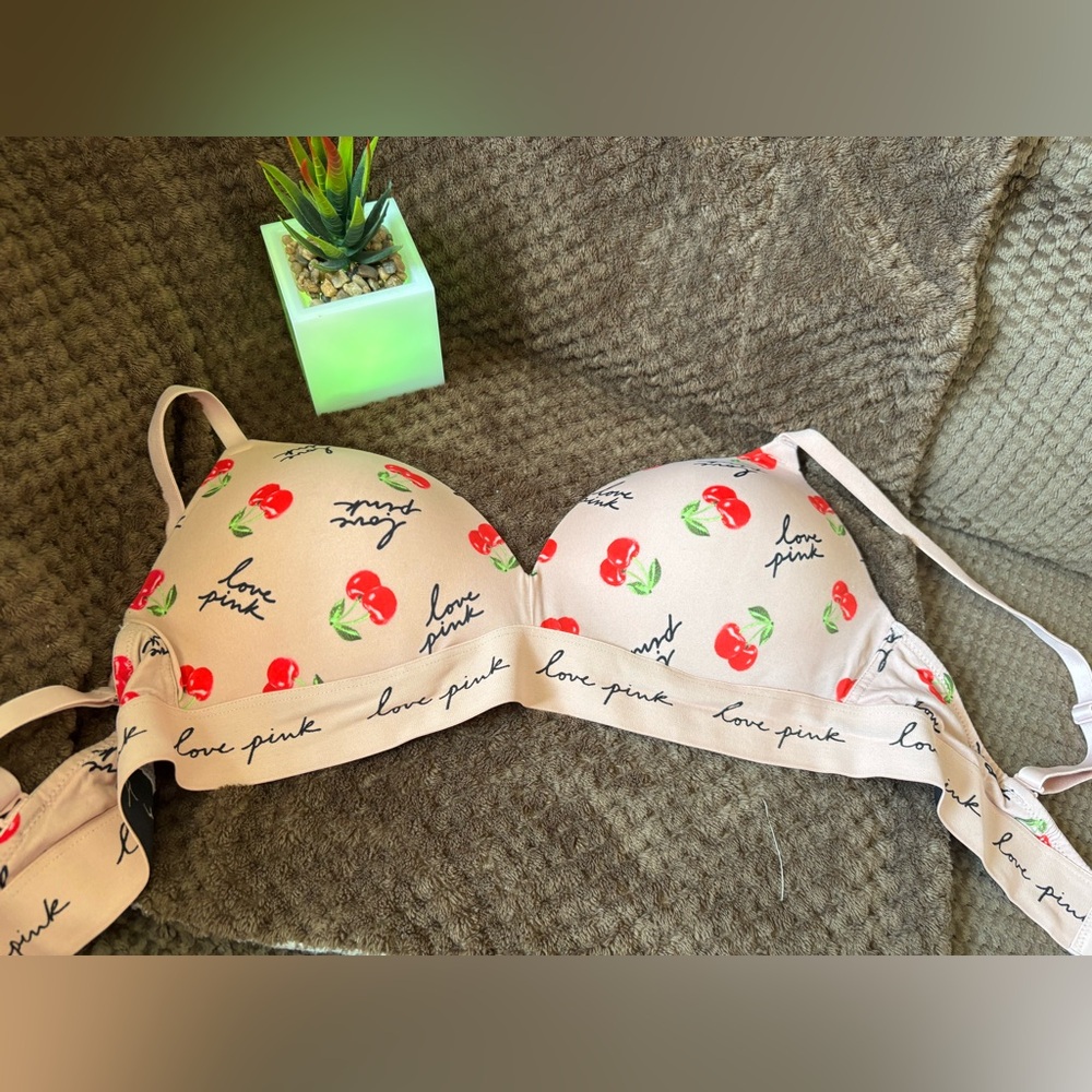 🍒PINK VICTORIAS SECRET WEAR ANYWHERE WIRELESS PUSH-UP BRA SIZE 36C🍒